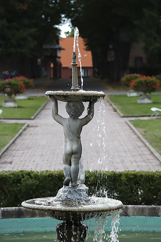 Sculptur Mecklenburgische Seenplatte SAM_4192 Kopie.jpg - Im Schlossgarten